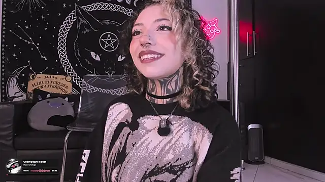 Snapshot of hazellwitch chatting on October 3, 5:18 pm hazellwitch online show from October 3, 5:18 pm