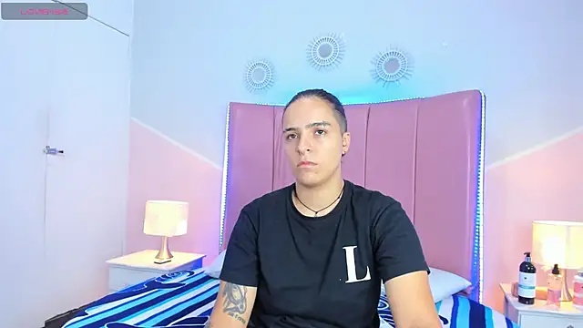 Liiam smith  online show from December 16, 1:06 pm