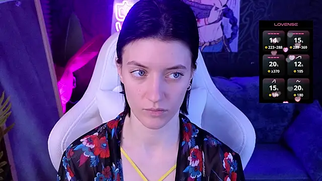 roxy riot  online show from December 18, 4:06 am