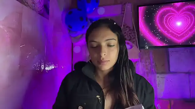 Skye Moore online show from July 11, 12:27 pm
