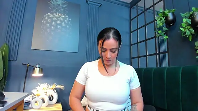 scarlet edwars online show from July 9, 2:52 pm