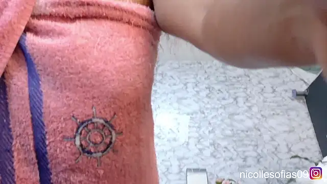 nicollesofia2 online show from June 25, 1:27 am