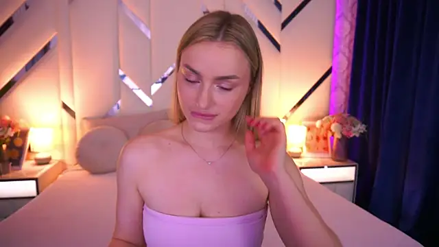LindsieGreyy online show from June 5, 2:12 pm