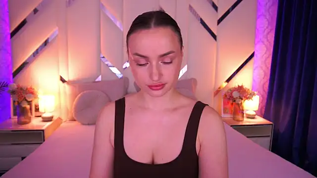 LindsieGreyy online show from April 9, 6:05 am