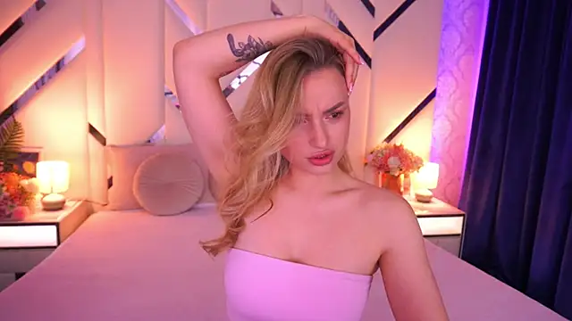 LindsieGreyy online show from April 30, 12:43 pm