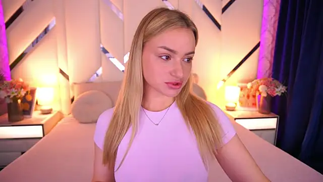 LindsieGreyy online show from June 7, 6:31 am