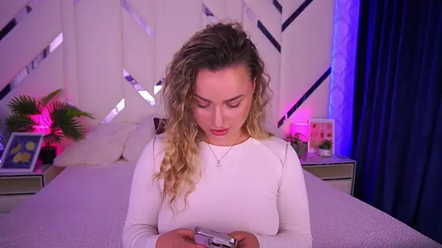 LindsieGreyy online show from October 15, 7:22 am