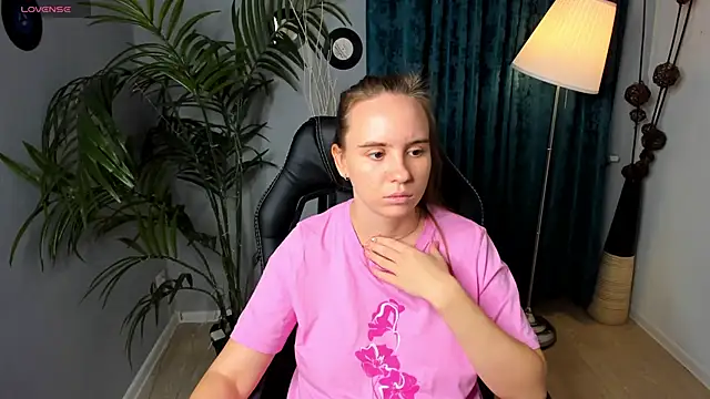 Snapshot of Lika_0ne chatting on October 13, 12:19 pm Lika 0ne online show from October 13, 12:19 pm