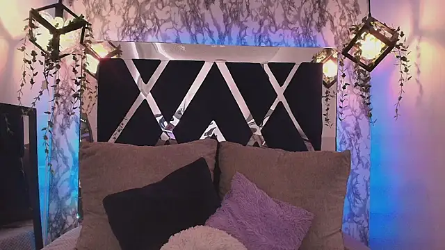 charlotte bluee online show from October 6, 6:45 pm