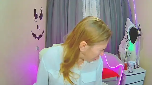 TessaDaybreak online show from November 3, 7:23 am