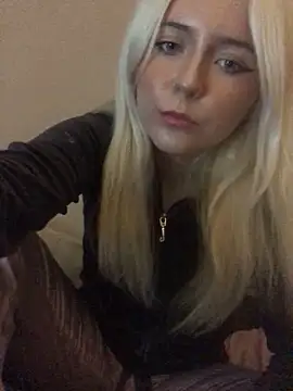 Snapshot of Blondie_Sofia_Essexbabe chatting on October 15, 11:18 pm Blondie Sofia Essexbabe online show from October 15, 11:18 pm