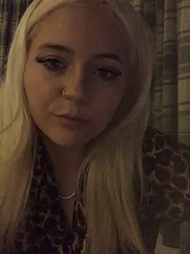 Snapshot of Blondie_Sofia_Essexbabe chatting on September 10, 1:16 am Blondie Sofia Essexbabe online show from September 10, 1:16 am