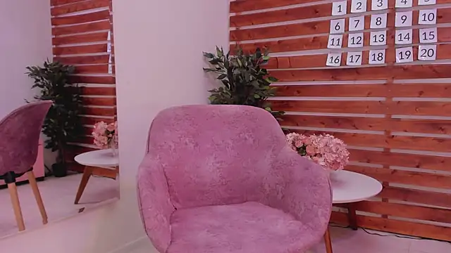 Snapshot of Laura_Bonnet_ chatting on September 17, 4:38 pm Laura Bonnet online show from September 17, 4:38 pm