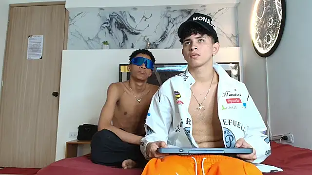 Snapshot of KING_OFF_BOYS chatting on October 2, 1:49 pm KING OFF BOYS online show from October 2, 1:49 pm