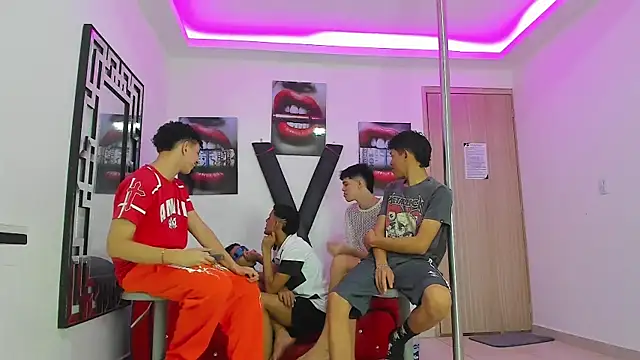 Snapshot of KING_OFF_BOYS chatting on October 4, 2:11 pm KING OFF BOYS online show from October 4, 2:11 pm