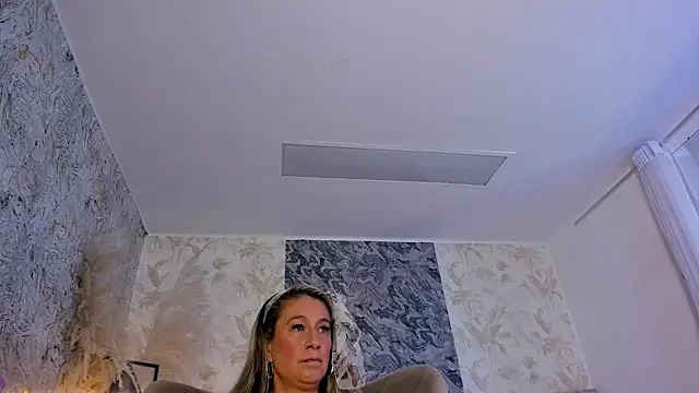 Liannaa  online show from March 10, 7:40 pm