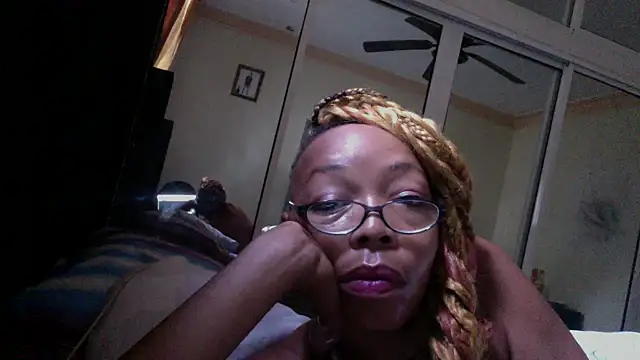 Snapshot of Ladyzee25 chatting on October 17, 1:03 pm Ladyzee25 online show from October 17, 1:03 pm