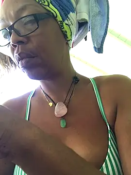 Snapshot of Ladyzee25 chatting on September 13, 3:53 pm Ladyzee25 online show from September 13, 3:53 pm