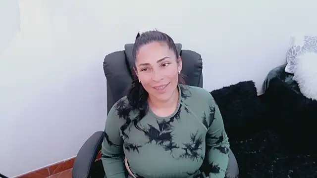 luna lgomez  online show from April 22, 12:24 pm