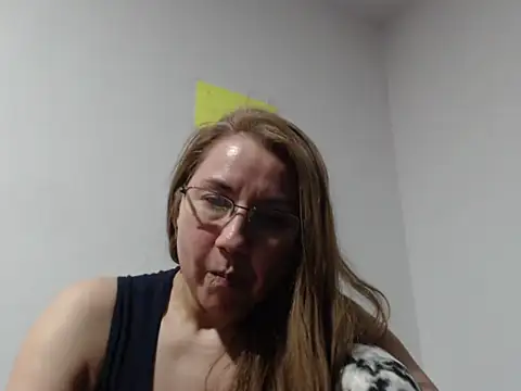 GiaLuvv11 online show from May 17, 3:49 am