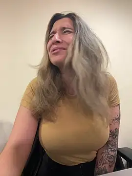 Isabella Varella online show from March 10, 2:10 pm