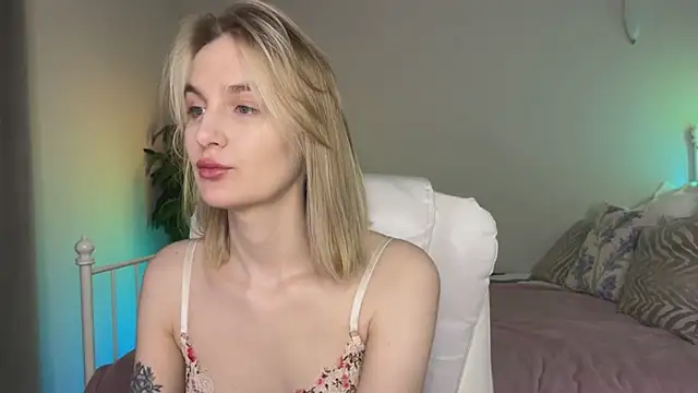  Vikky Moon  online show from May 6, 1:31 am