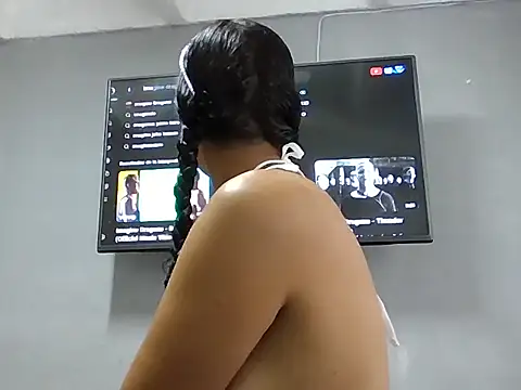 DaphneRosses online show from October 31, 1:59 pm