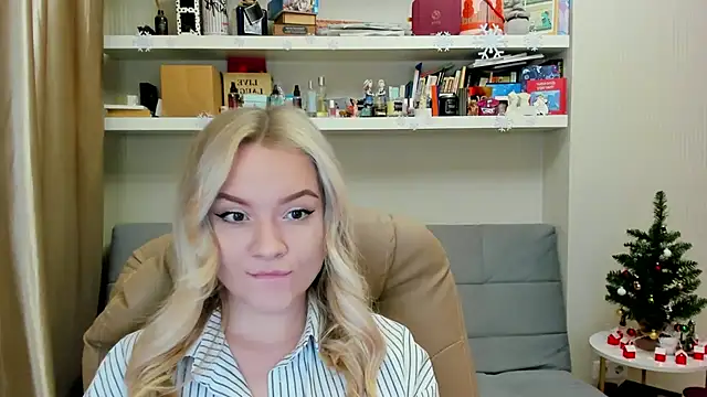 Kara Smith  online show from December 13, 10:59 pm