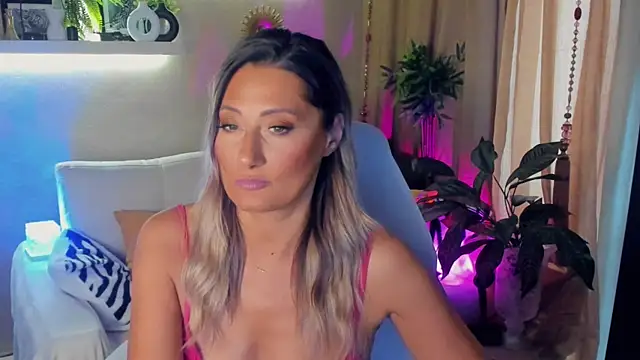 SarahAlluring online show from June 17, 1:56 pm