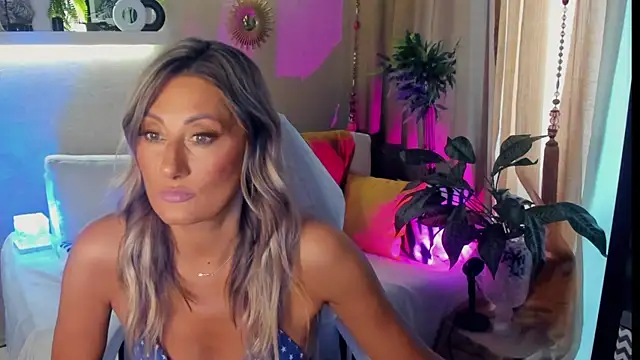 SarahAlluring online show from July 10, 8:15 am