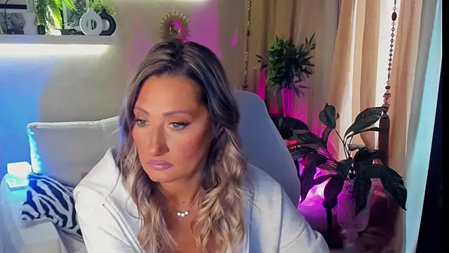 SarahAlluring online show from June 26, 7:09 am