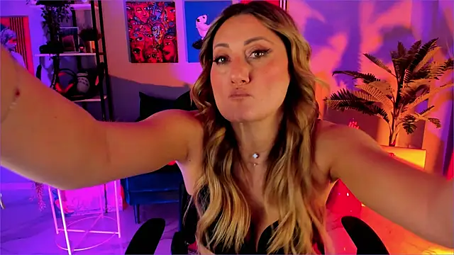 SarahAlluring online show from December 18, 11:59 am