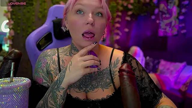 Snapshot of BlackedBarbie chatting on September 17, 7:01 pm BlackedBarbie online show from September 17, 7:01 pm