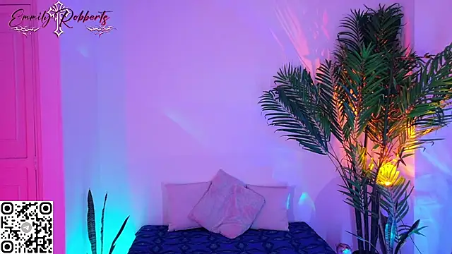 Emmi Roberts online show from August 4, 9:32 pm