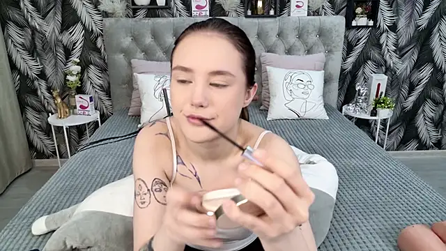 CarolineTenders online show from January 8, 1:42 am