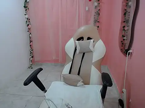 natalietits1 online show from October 4, 5:50 pm