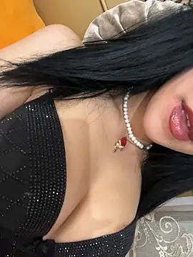 QueenLujaine online show from May 10, 6:10 pm