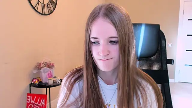 Snapshot of KateKayer chatting on October 19, 9:44 am KateKayer online show from October 19, 9:44 am