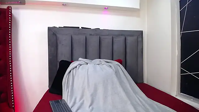 EmmaJhomson online show from November 10, 8:04 pm