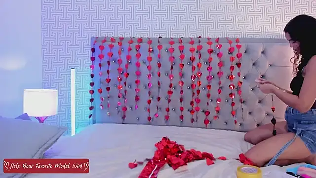 Evaa Lunna  online show from February 10, 8:45 pm