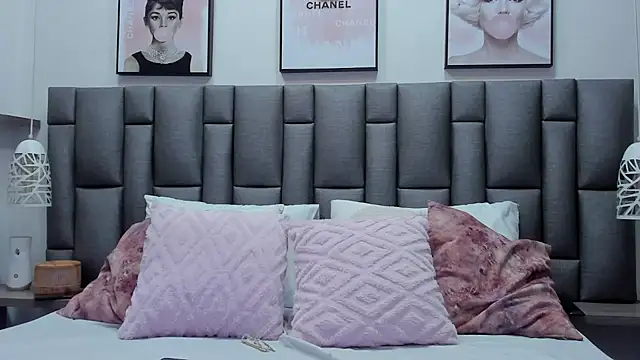 ZoeKrug online show from February 25, 12:58 pm