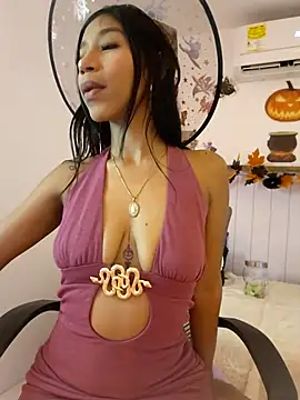 Snapshot of LeilaEbony chatting on October 6, 3:29 pm LeilaEbony online show from October 6, 3:29 pm