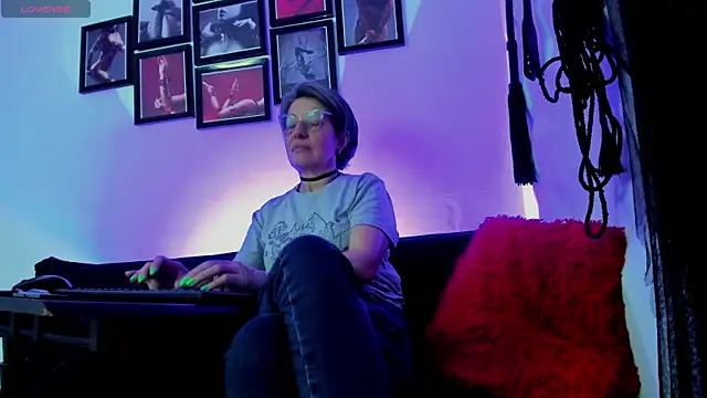 Snapshot of MistressNyx_cg chatting on September 26, 2:47 pm MistressNyx cg online show from September 26, 2:47 pm