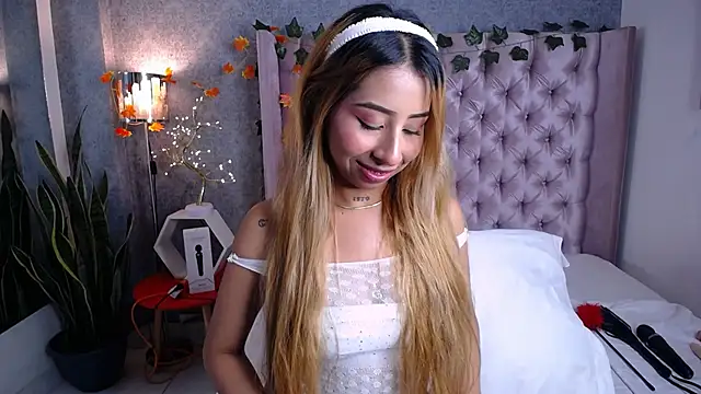 laila stilwiills online show from December 3, 4:15 am