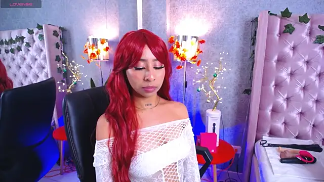 laila stilwiills online show from December 18, 8:46 pm