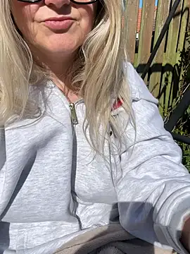 SuzieSub online show from April 29, 9:23 am