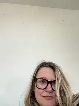 SuzieSub online show from May 1, 8:06 am