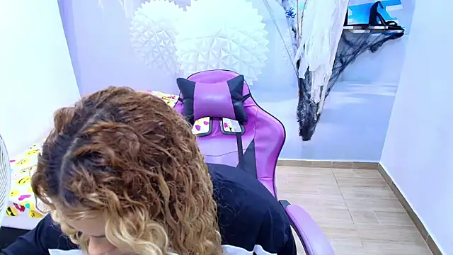 Snapshot of ESMERALDA-BLUE chatting on October 21, 8:57 pm ESMERALDA-BLUE online show from October 21, 8:57 pm