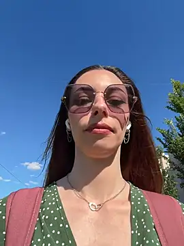 Amelie Crosby online show from June 22, 1:30 pm