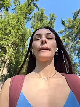 Amelie Crosby online show from July 30, 1:45 pm